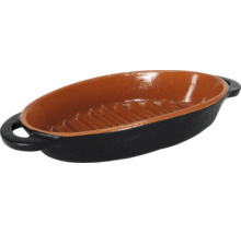 Ovale Grillpfanne aus Gusseisen mit geripptem Boden und zwei Griffen.