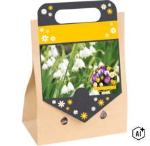 Papiertüte mit Blumenzwiebeln von Märzenbechern und Krokussen für die Gartenbepflanzung (Image AI modified or generated)