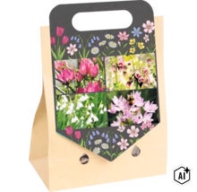 Mélange de bulbes à fleurs dans un sac en papier avec des motifs de fleurs illustrés et photographiques. (Image AI modified or generated)