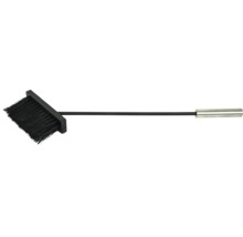 Brosse de cheminée avec long manche et poignée en métal pour le nettoyage des cheminées et des poêles.