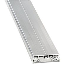 Un rail de roulement en aluminium argenté pour portes coulissantes, pour montage au plafond.