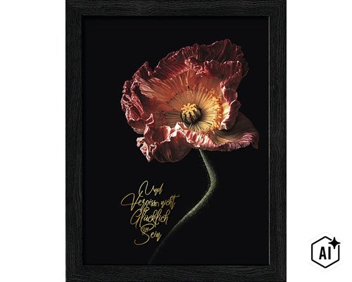 Wandbild mit einer Mohnblume und dem Schriftzug Und vergiss nicht glücklich zu sein im schwarzen Rahmen. (Image AI modified or generated)