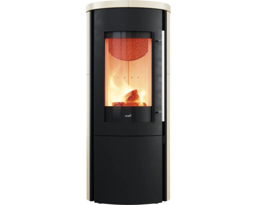 Poêle à bois moderne Hark avec vitre et feu de bois brûlant à l’intérieur