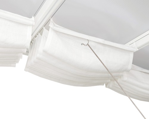 Bandes de tissu blanc d''un store pliant avec tige de commande.