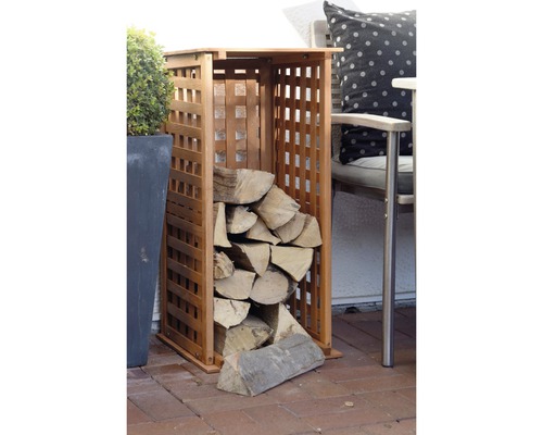 Holzregal aus Holz mit Brennholz gefüllt