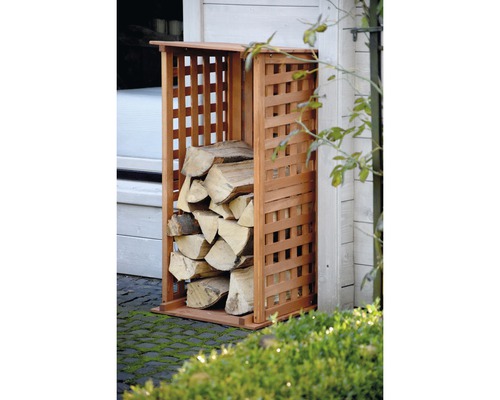 Holzlager aus Holz mit Gitterstruktur und Brennholz