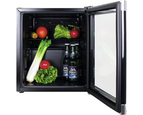 Geöffneter Minikühlschrank mit Lebensmitteln und Getränken