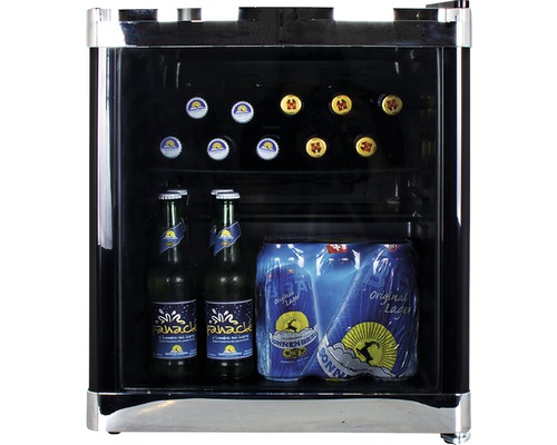 Gefüllter Getränkekühlschrank mit Bierflaschen und Bierdosen