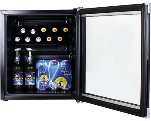 Offener Getränkekühlschrank mit Flaschen und Dosen