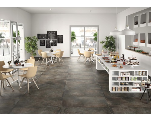 Café avec tables, chaises et carrelage brun.