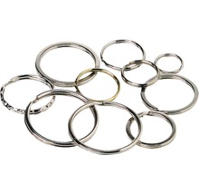 Mehrere Schlüsselringe aus Metall.