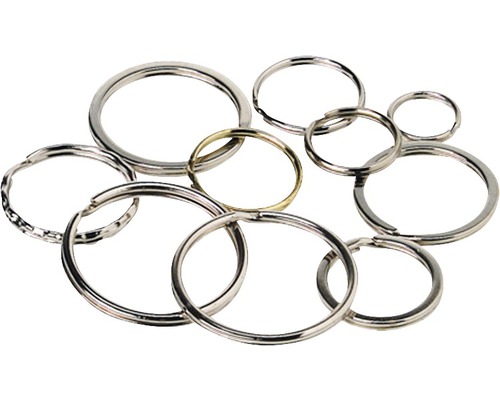 Mehrere Schlüsselringe aus Metall.