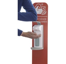 Eine Person desinfiziert ihre Hände mit einem Desinfektionsmittelspender.