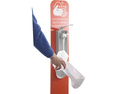 Person befüllt Desinfektionsmittelspender.