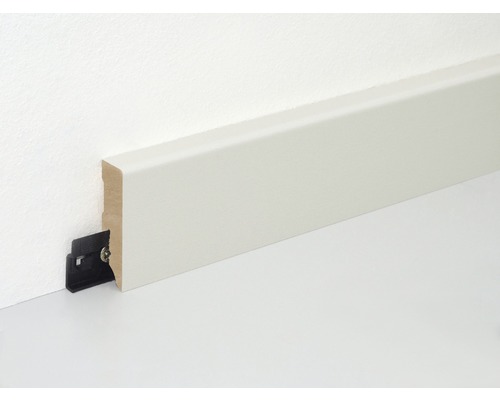 Plinthe blanche avec clip de fixation sur un mur.