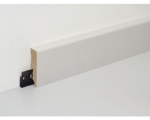 Sockelleiste aus Holz mit Befestigungsclip an einer Wand.