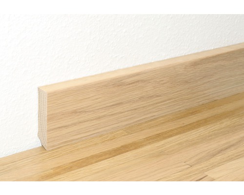 Holzfußleiste an einer Wand