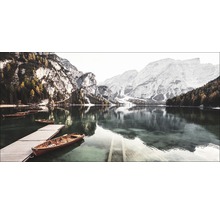 Paysage lacustre avec bateaux en bois et panorama montagneux