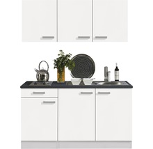 Cuisine équipée avec meubles hauts et bas, évier et plaque de cuisson