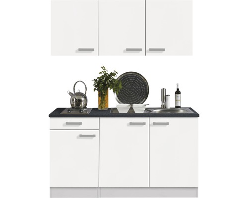 Cuisine équipée avec meubles hauts et bas, évier et plaque de cuisson