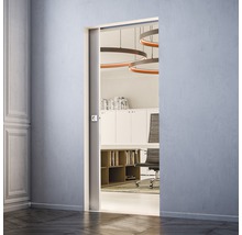 Offene Schiebetür in einem Büro mit Regalen und Büromöbeln