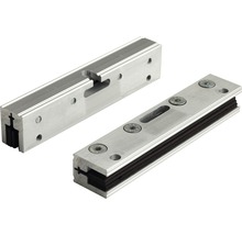 Zwei Führungsschienen aus Aluminium mit Befestigungslöchern und Gummieinsätzen