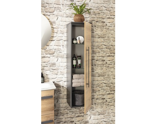 Offener Badezimmer Hängeschrank mit Regalen zur Aufbewahrung von Badartikeln.