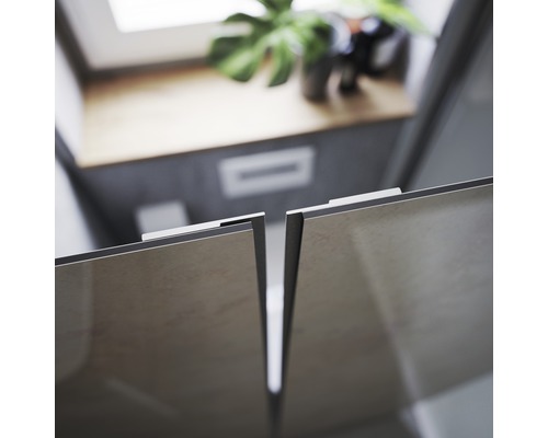Profilé de finition panneau mural douche pour Decodesign chrome longueur 254 cm Gros plan d''une cabine de douche avec portes coulissantes dans une salle de bains