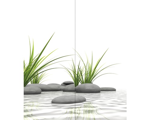 Pierres décoratives et herbes dans l''eau pour la conception de bassins de jardin