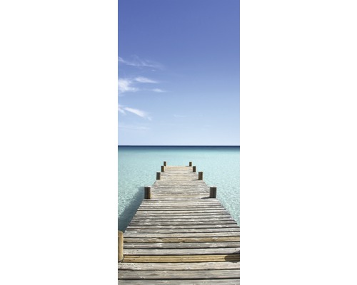 Holzsteg über dem Meer unter blauem Himmel