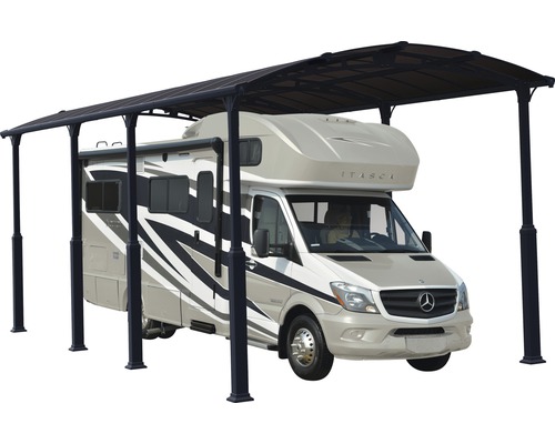 Camping-car sous un abri de voiture