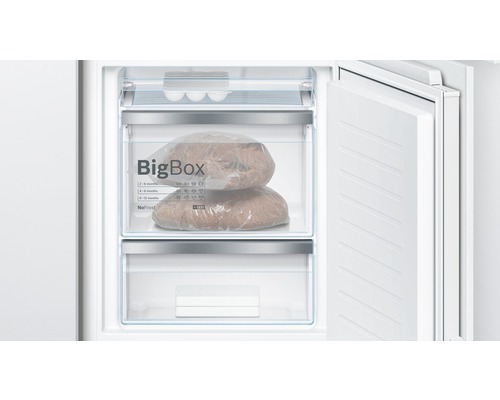 Geöffneter Gefrierschrank mit Lebensmitteln in Schubladen