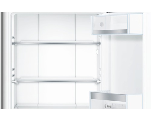 Innenraum eines Kühlschranks mit Regalen und Türfächern