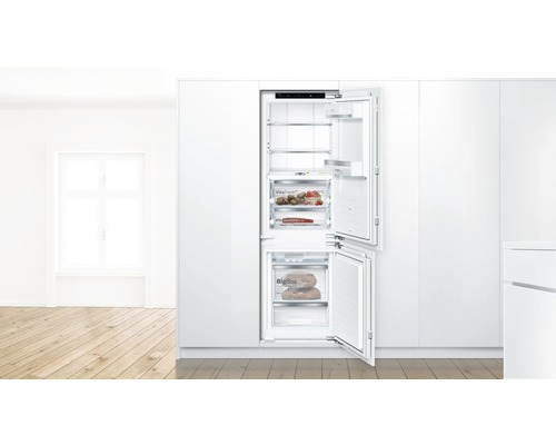 Integrierter Kühl- und Gefrierschrank mit offenen Türen in heller, geräumiger Küche