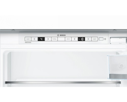 Innenraum eines Kühlschranks mit elektronischer Temperaturregelung und Bosch Logo