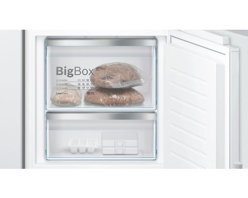 Geöffneter Gefrierschrank mit Brot in der BigBox und Eiswürfelform.