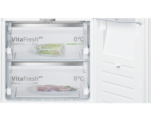 Innenraum eines Kühlschranks mit zwei VitaFresh pro Schubladen für Gemüse, Obst, Fisch und Fleisch bei 0 Grad mit Humidity Control