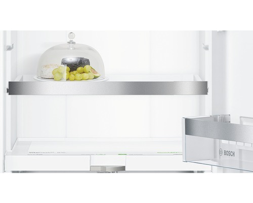 Innenraum eines Kühlschranks mit Lebensmitteln und Bosch Logo