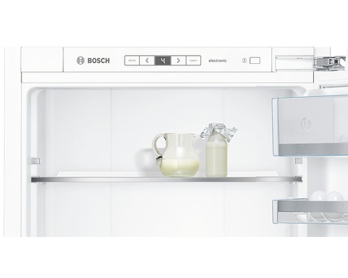 Innenraum eines Kühlschranks mit Karaffe und Milchflasche