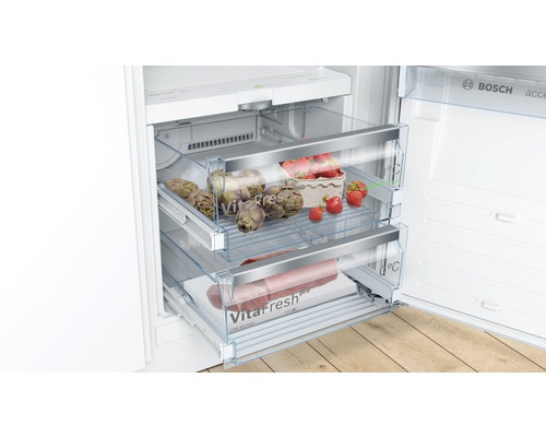 Innenansicht eines Kühlschranks mit Gemüse- und Obstschubladen