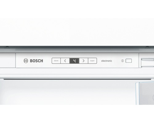 Bosch Logo auf einem Kühlschrank mit elektronischer Temperaturanzeige von 4 Grad