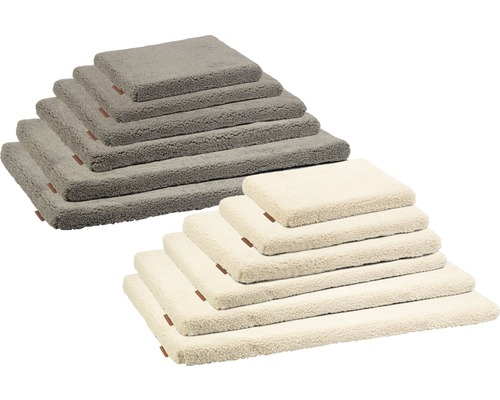 Mehrere Hundebetten aus Teddyplüsch in verschiedenen Größen