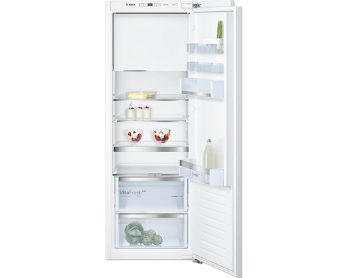 Réfrigérateur encastrable avec compartiment de congélation Bosch KIL72AFE0 Réfrigérateur blanc ouvert avec des aliments sur les étagères