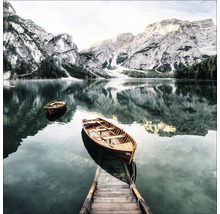 Paysage avec lac de montagne, ponton et barques