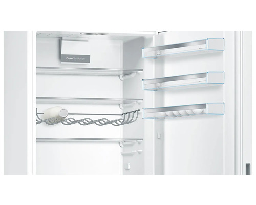 Intérieur d''un réfrigérateur avec étagères, porte-bouteilles et support à œufs