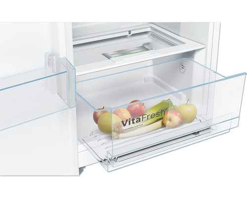 Intérieur d''un réfrigérateur avec tiroir VitaFresh rempli de fruits et légumes