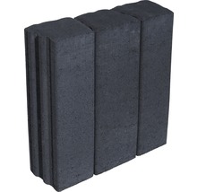 Drei graue Rasenkantensteine aus Beton