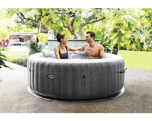 Jacuzzi gonflable avec deux personnes dans le jardin