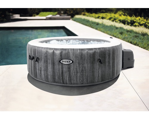 Jacuzzi Intex gonflable à l''extérieur rempli d''eau