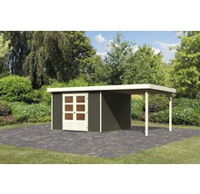 Gartenhaus mit Anbau auf gepflasterter Fläche in einem Garten.